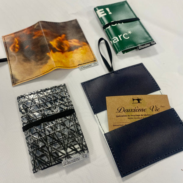 Kartenetui aus wiederverwerteten Materialien, darunter eine Plane, hergestellt im Atelier Deuxième Vie