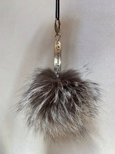 Load image into Gallery viewer, Pompom key ring